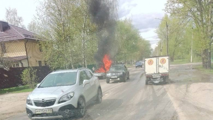 В Твери на камеру попал автомобиль, который ехал по дороге и горел - новости ТИА