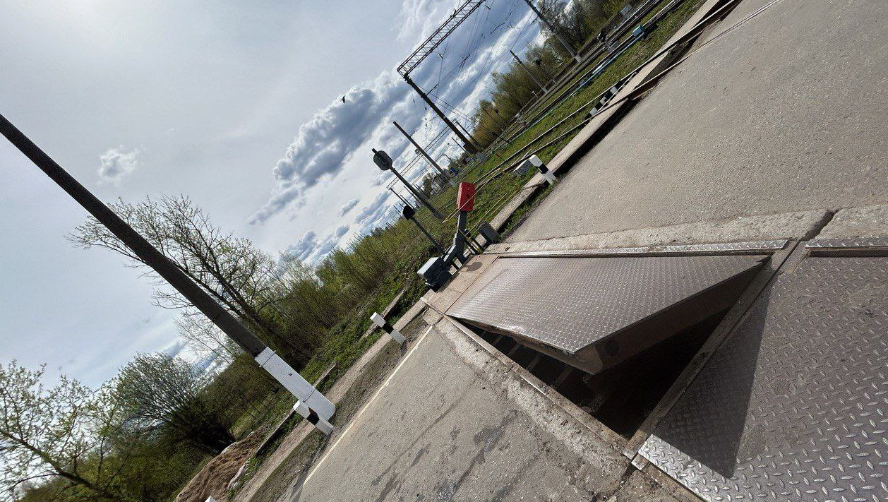 В Торжке автомобиль врезался на ж/д переезде в отбойник, пострадал пассажир  - ТИА