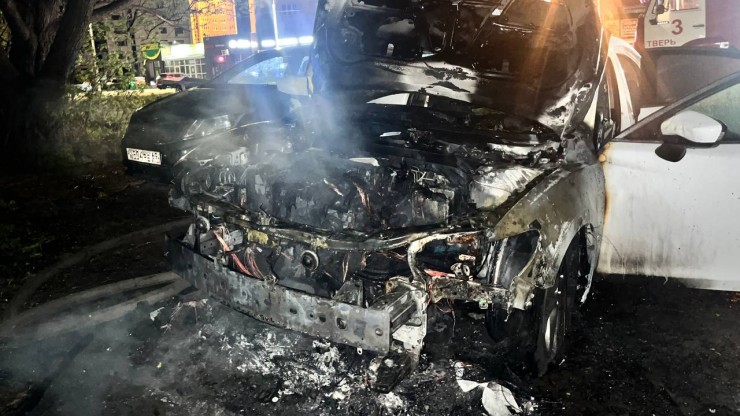 В Твери в Заволжском районе ночью вспыхнул автомобиль - новости ТИА