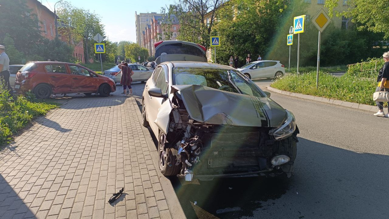 В Твери на перекрёстке столкнулись три иномарки, пострадала женщина - ТИА