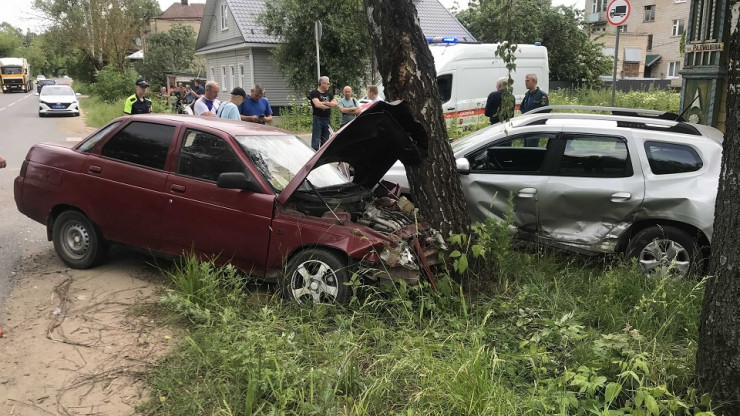 В Кимрах на "заколдованном" перекрестке автомобиль врезался в дерево - новости ТИА