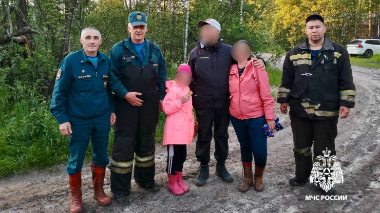 Спасатели и волонтёры помогли семье выйти из леса под Тверью - новости ТИА
