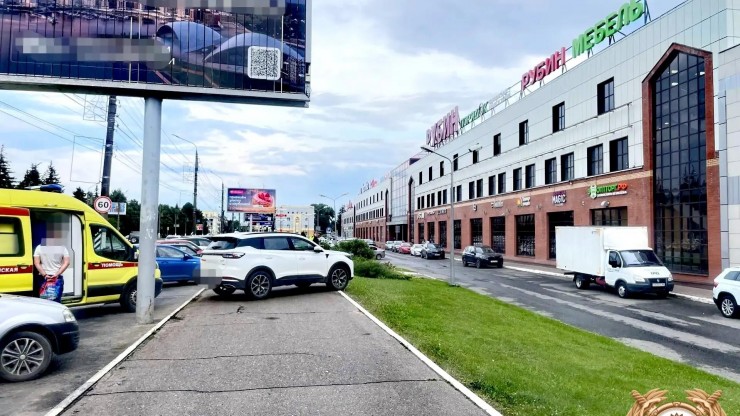 В Твери водитель перепутала скорости и сбила пешеходов на тротуаре - новости ТИА