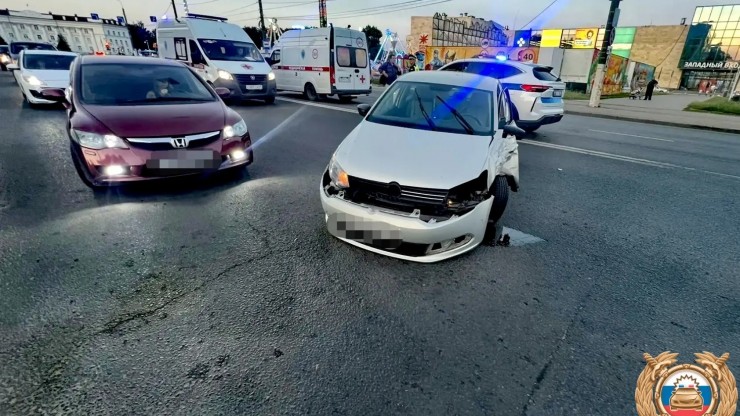 На перекрестке в Твери 72-летний водитель резким маневром отправил женщину в больницу - новости ТИА