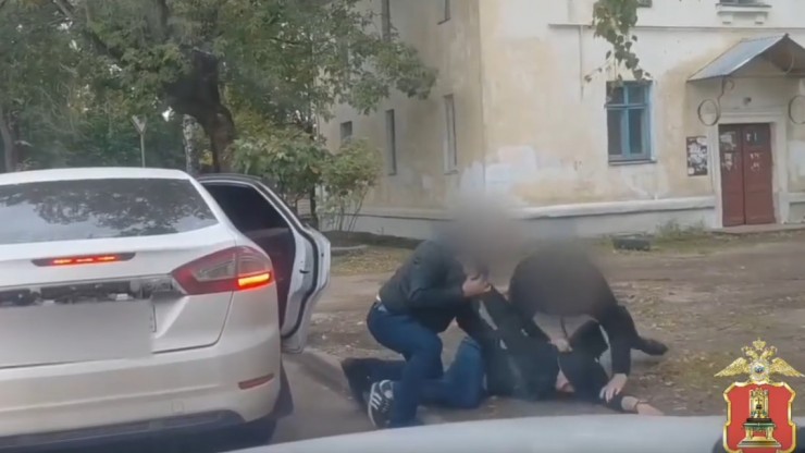 Полиция показала запись жесткого задержания мошенников, ограбивших 87-летнюю тверичанку - новости ТИА