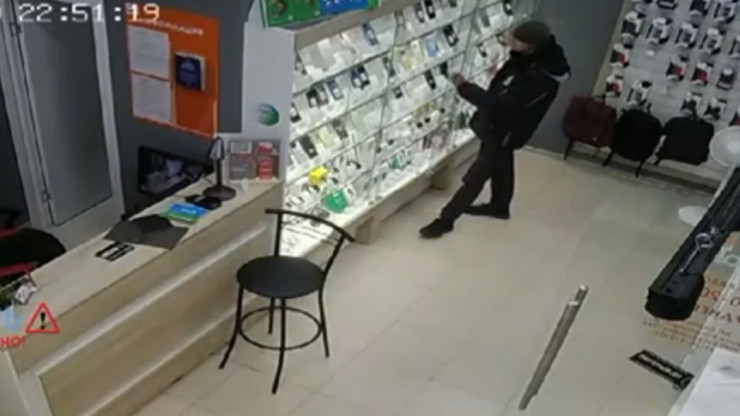 В соцсети опубликовано видео, как двое парней воруют в тверском магазине телефон - новости ТИА