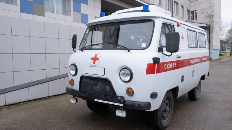Осташковской ЦРБ передали новую машину скорой помощи - новости ТИА