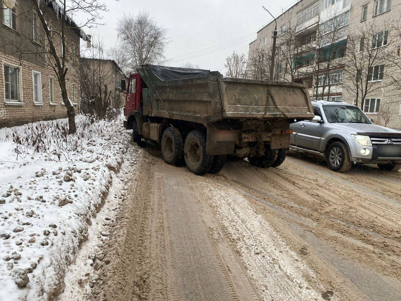 В Торжке КамАЗ врезался в легковушку | 28.11.2022 | Тверь - БезФормата