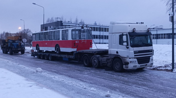 Из Волгограда в Тверь доставили отремонтированный троллейбус для памятника - новости ТИА