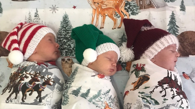 В тверском перинатальном центре малышам подарили новогодние колпачки - новости ТИА