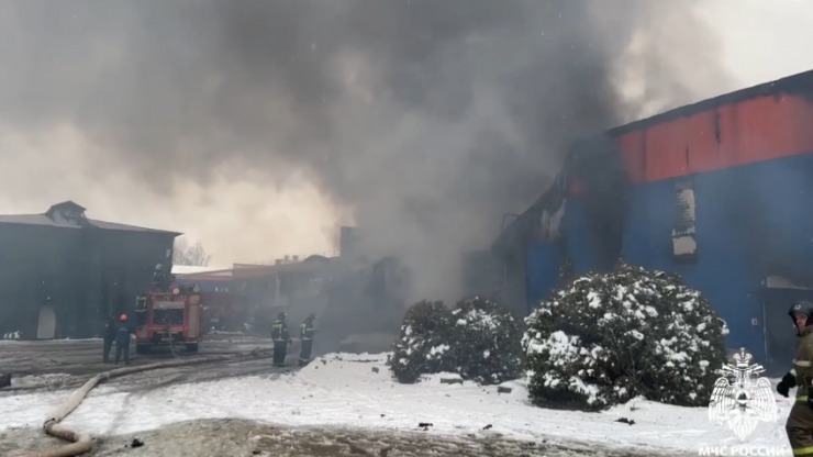 В Торжке потушили крупный пожар на обувной фабрике: видео - новости ТИА