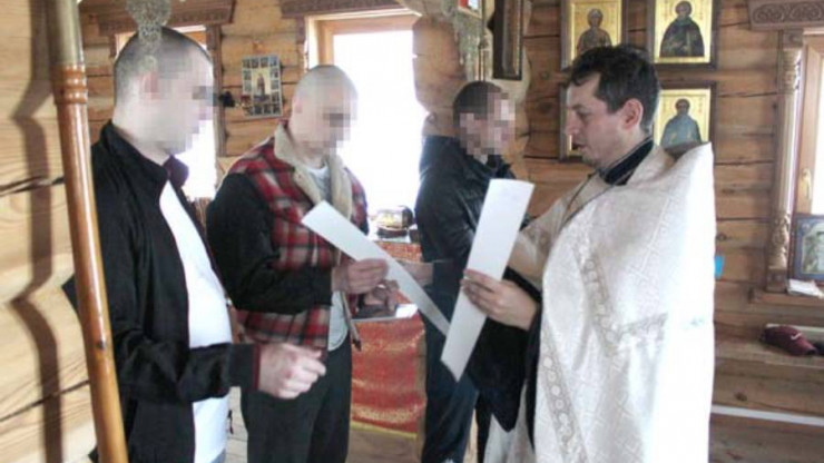 В храме СИЗО-1 в Твери трое арестованных мужчин приняли Крещение - новости ТИА