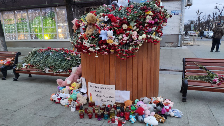 В Твери стихийный мемориал погибшим во время теракта в "Крокусе" "утонул" в цветах - новости ТИА