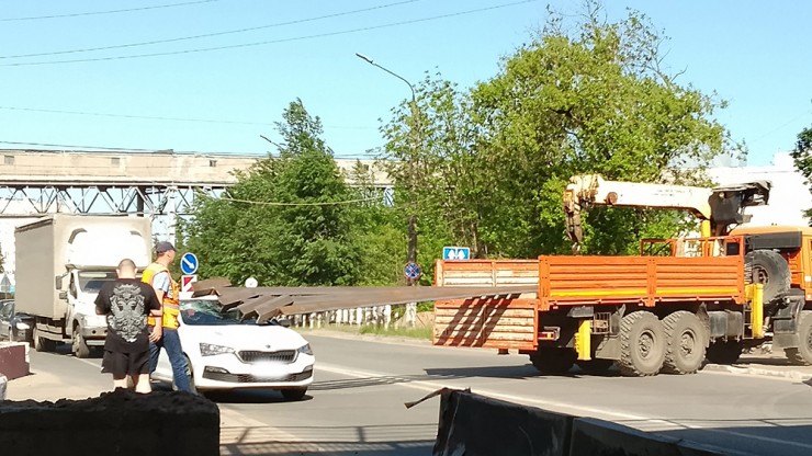 В Твери с Камаза упали металлические балки прямо на такси - новости ТИА