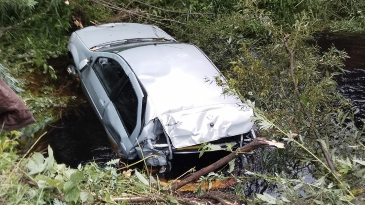 Авария в Тверской области: один автомобиль улетел в кусты, другой – в канаву - новости ТИА
