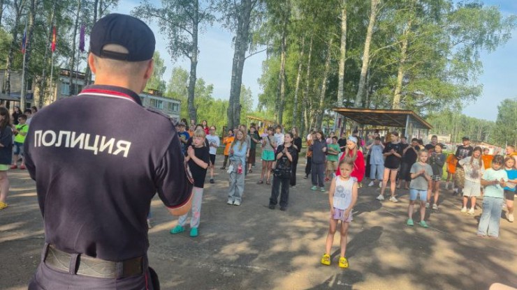 Сотрудники полиции провели зарядку в детском лагере в Тверской области - новости ТИА