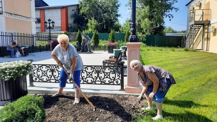 Пенсионерки помогают поддерживать красоту цветников в Лихославле - новости ТИА