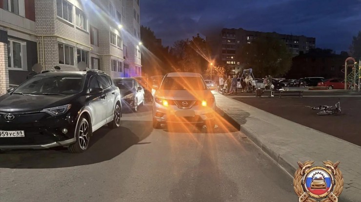 Во дворе дома в Твери под машину попала маленькая девочка - новости ТИА