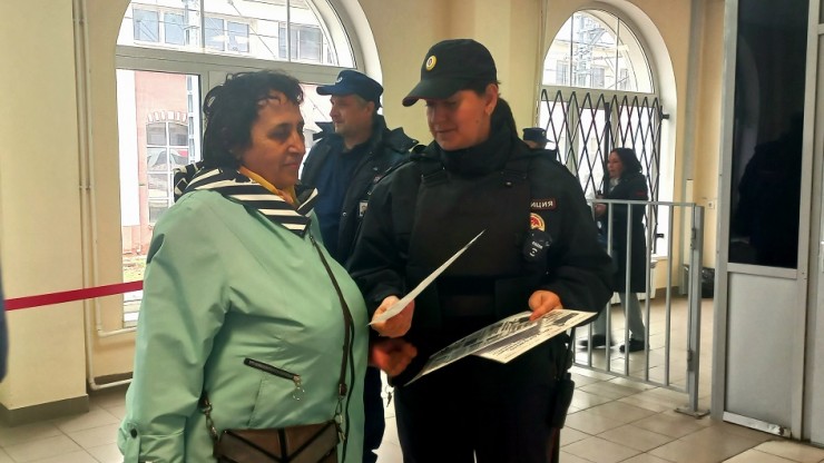 На вокзале в Твери транспортные полицейские рассказали жителям о схемах аферистов - новости ТИА