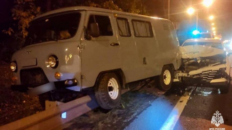 Под Тверью на трассе М-9 "буханка" столкнулась с легковушкой - новости ТИА