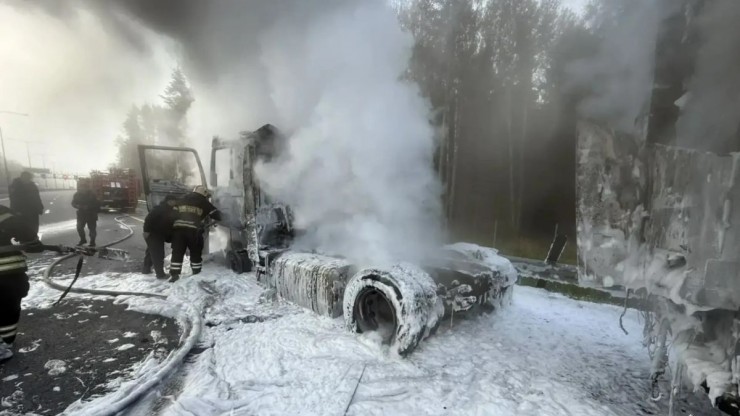 В Калининском округе огнеборцы спасли груз фуры от возгорания - новости ТИА