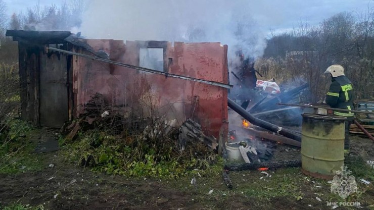 В Бежецке огонь охватил хозяйственную постройку - новости ТИА