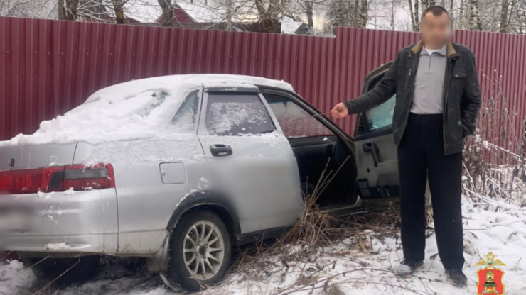 В Удомле пьяный мужчина поехал кататься на машине друга и врезался в забор - новости ТИА