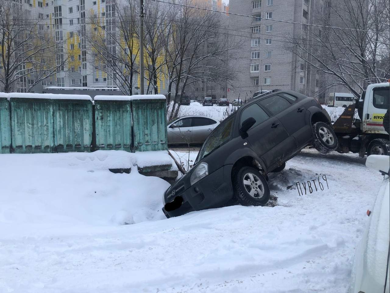 В Твери машина уехала в яму пока водитель выкидывал мусор | 29.12.2022 |  Тверь - БезФормата