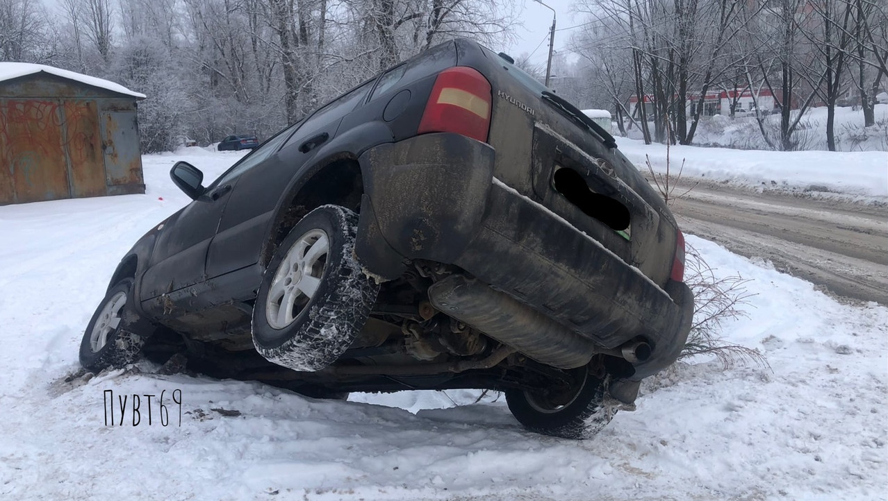 В Твери машина уехала в яму пока водитель выкидывал мусор | 29.12.2022 |  Тверь - БезФормата