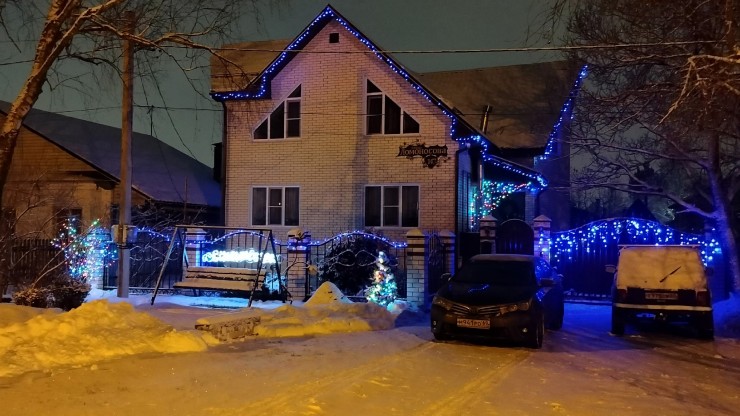 Новогоднее настроение: жительница Твери украсила дом к Новому году - народные новости ТИА