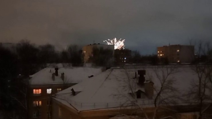 Забыв про штрафы и запреты, жители Твери запускают фейерверки - новости ТИА