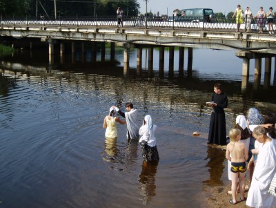 В Торопце в День крещения Руси желающих крестили прямо в речке - Новости ТИА