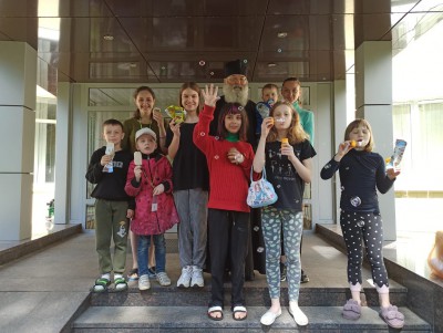 Социальная служба епархии угостила мороженым детей-беженцев из Украины - Новости ТИА
