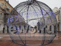 В центре Твери устанавливают огромный елочный шар - Новости ТИА