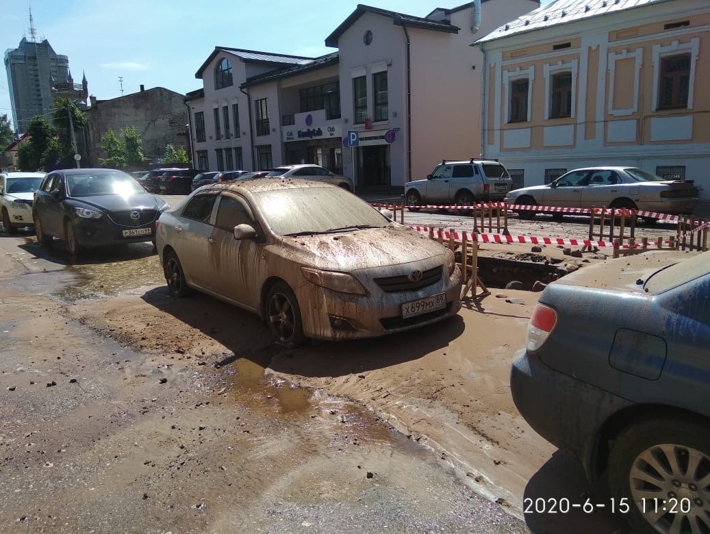 В центре Твери фонтан грязи из прорвавшейся трубы окатил стены домов и  машины