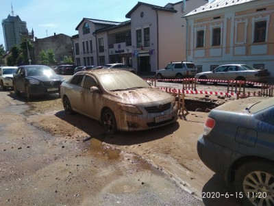 В центре Твери фонтан грязи из лопнувшей трубы окатил стены домов и машины - Новости ТИА