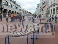 В Твери устанавливают шестиметровую скамейку-трансформер - Новости ТИА