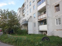 Жители аварийного дома во Ржеве просят оставить им окна и двери - Новости ТИА