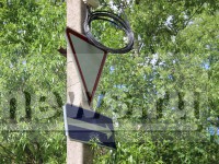 В Твери из-за спрятанного в кустах дорожного знака бьются машины - Народные Новости ТИА