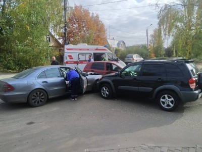 В Твери на улице Тургенева столкнулись три автомобиля - Новости ТИА