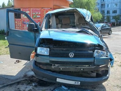 В Твери пострадал водитель опрокинувшегося микроавтобуса - новости ТИА