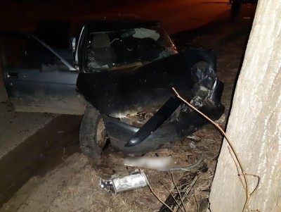 В Торжке машина врезалась в дерево, водитель получил тяжелые травмы - новости ТИА