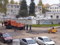 В городе Конаково КАМАЗ увяз в дорожном покрытии - новости ТИА