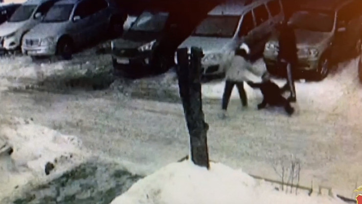 Опубликовано видео нападения двух подростков на молодого человека в Твери - новости ТИА