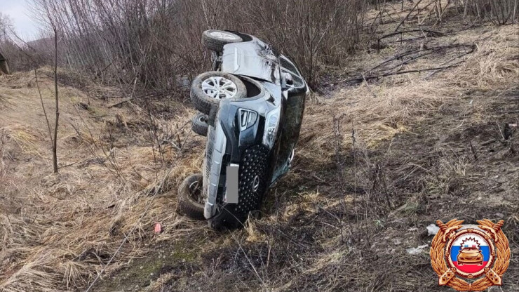 В Тверской области иномарка врезалась в столб и опрокинулась, водитель пострадал - новости ТИА