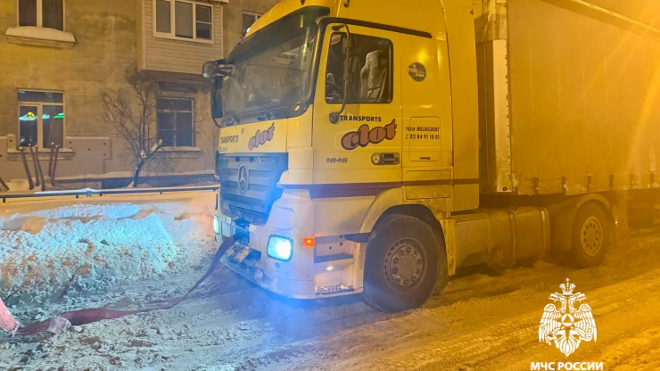 Водитель фуры не смог сам преодолеть скользкий подъем на Маяковского в Твери - новости ТИА