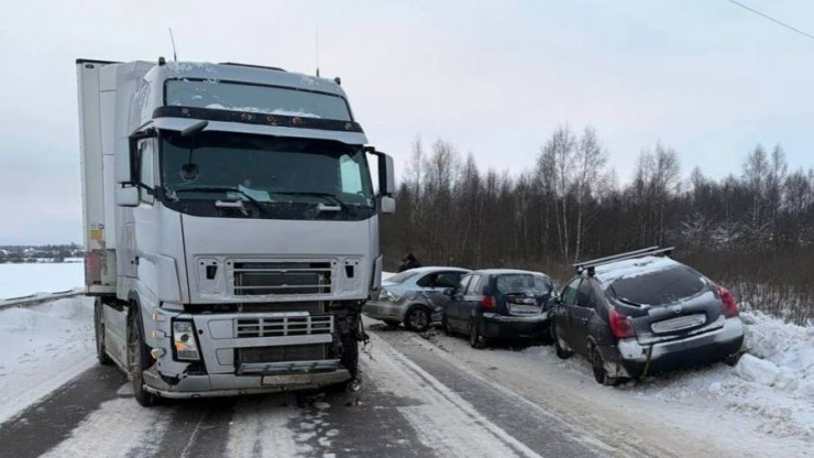В Конаковском округе столкнулись четыре авто, есть пострадавшие - новости ТИА