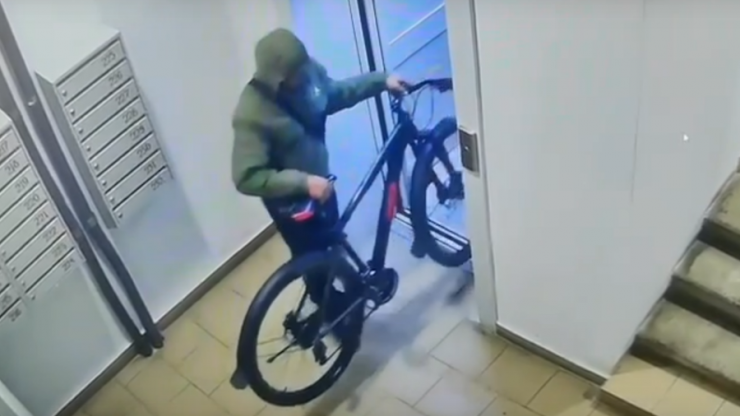 В Твери камера в доме зафиксировала кражу "железного коня" - новости ТИА