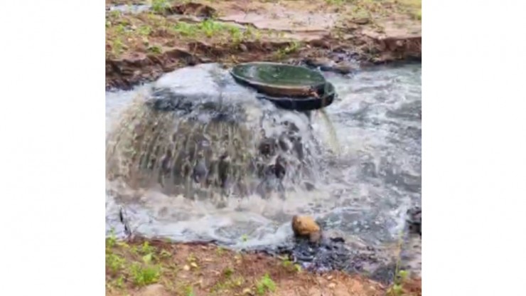 В Твери сотрудники "Водоканала" устраняют прорыв канализации на Соминке - новости ТИА