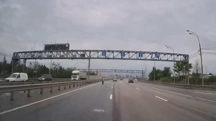 Под Тверью пешеход произвел неизгладимое впечатление на водителей, пытаясь перебежать М-10 - новости ТИА
